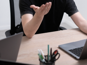 Persona trabajando con notebook