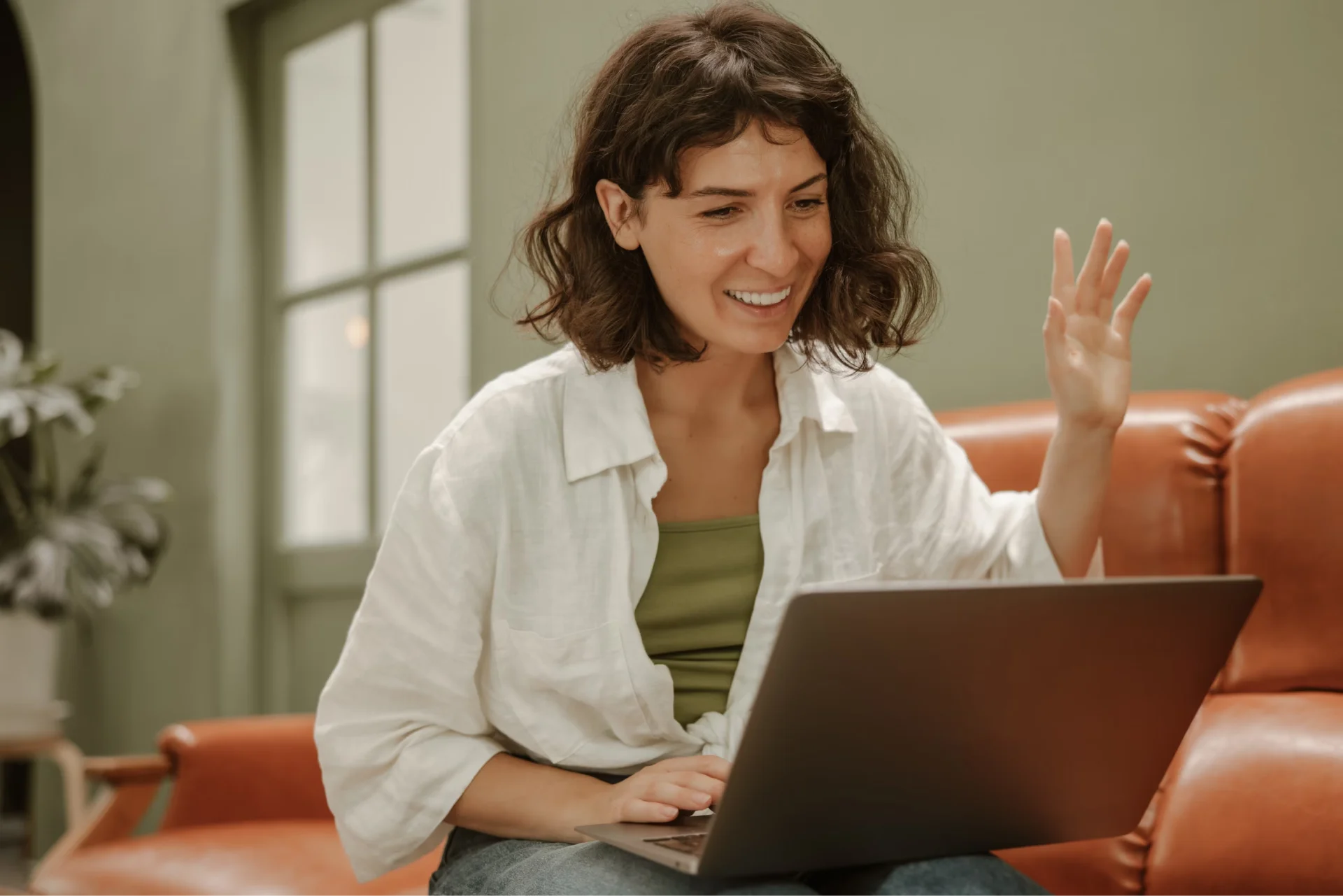 Mujer usando su laptop viendo problemas en su sitio web